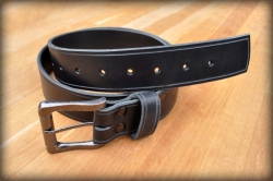 Leather belt with saddle groove black