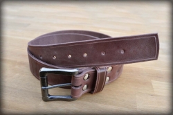 Leather belt with saddle groove black brown
